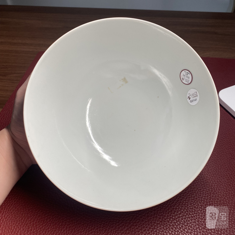 清嘉庆 珊瑚红地五彩描金婴戏纹碗 - 图13
